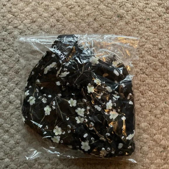 NWT Onam Scarf 🧣 - Picture 2 of 3